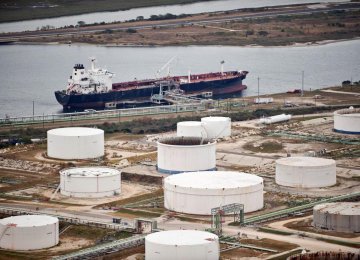 Traders to Store Oil in Tankers in 2015