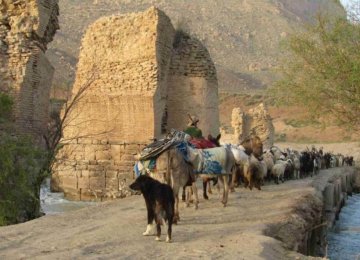 Kermanshah Nomads Move to Warmer Climes