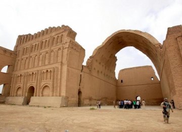 Iraq, Iran Sign Deal to Foster Tourism Coop.
