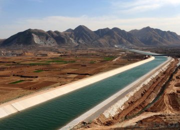 Giant Chinese water diversion starts to flow