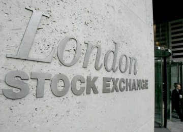 Shares Fall Further on Global Economy Fears