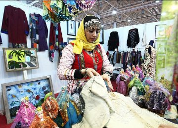Fajr Fashion Focuses on Islamic Patterns