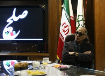 Kiarostami Visits Tehran Peace Museum