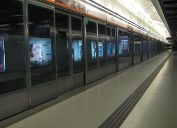 Pros and Cons of Platform Screens for Tehran Subway