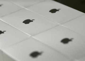 Apple Shares Fall 4%