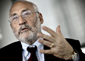 Stiglitz Asks Fed to Hold Inerest Rates