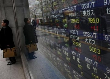 Asian Shares Slip as US Economic Struggles