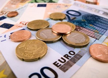Euro Heads for Biggest Monthly Loss