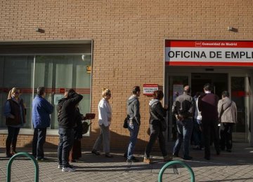 Spanish Unemployment Falls 2.7%