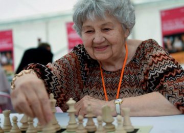 Hungarian Supergranny Sets Simultaneous Chess World Record