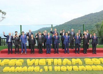 This handout photo released by the APEC 2017 National Committee and taken on November 11, shows leaders posing  for the “family photo” during the Asia-Pacific Economic Cooperation leaders’ summit in the central Vietnamese city of Danang. 