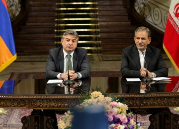 Armenian Prime Minister Karen Karapetyan (L) and Iranian Vice President Es’haq Jahangiri attend a press conference in Tehran on Oct. 9. 
