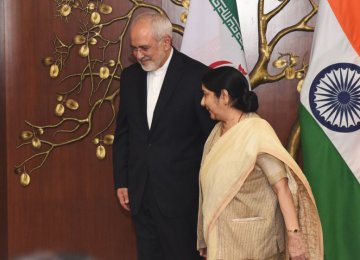 Indian Foreign Minister Sushma Swaraj (R) talks with Mohammad Javad Zarif in New Delhi on May 28.