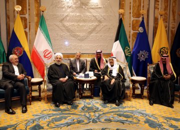 President Hassan Rouhani (L) met Kuwaiti Emir Sheikh Sabah  al-Ahmad al-Sabah in Kuwait City on Feb. 15. 