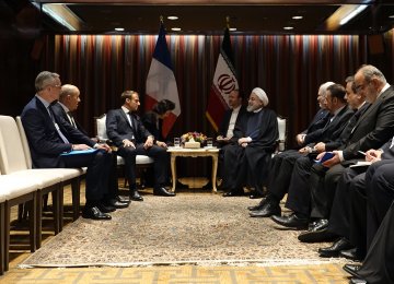 Rouhani, Macron Explore Ways to Deescalate Tensions 