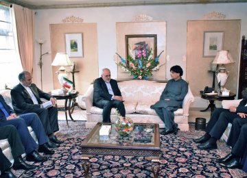 Foreign Minister Mohammad Javad Zarif meets Pakistani Interior Minister Chaudhry Nisar in Islamabad on May 3.