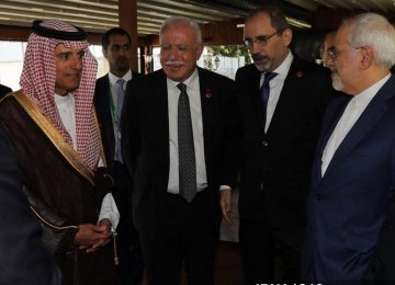 Foreign Minister Mohammad Javad Zarif (R) and his Saudi counterpart, Adel al-Jubeir (L), had a short encounter in Istanbul on August 2 on the sidelines of an OIC meeting. 
