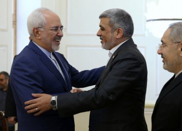 Zarif Meets Hamas Delegation