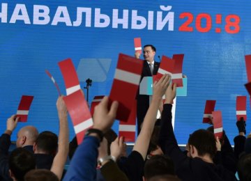 Thousands of Russians Endorse Navalny to Challenge Putin in March Vote