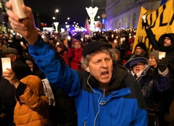Thousands of Poles have protested against the controversial court reforms by the rightwing government.