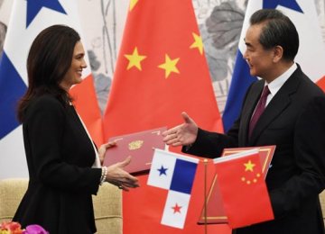 Panama’s Foreign Minister Isabel de Saint Malo (L) with her Chinese counterpart Wang Yi in Beijing after the two countries restored diplomatic ties. 