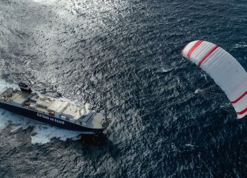 Giant Kites Could Help Pull  Cargo Ships Across Oceans