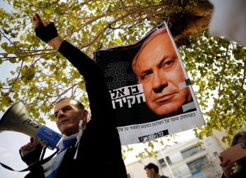 Israeli Protesters Urge Netanyahu  to Step Down Over Bribery Charges