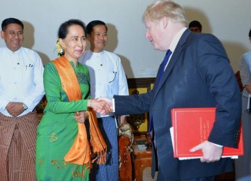 UK’s Johnson Meets Myanmar’s Suu Kyi on Rohingya Crisis