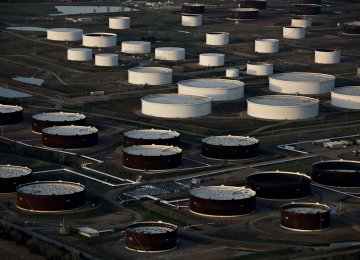 Oil Heading for Weekly Drop as Virus Demand Concerns Mount