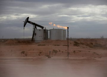 Oil Extends Losses as Stockpiles Rise Amid Weakening Demand