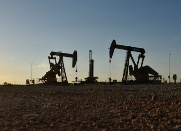 Oil Mixed Amid US Inventories Draw, OPEC+ Impasse