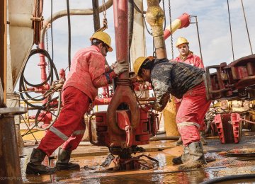 Oil Prices Sink to 3-Decade Low 
