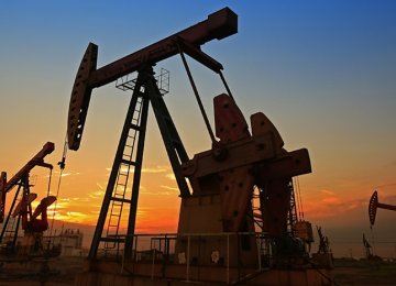 Oil Falls on Lower Demand Outlook