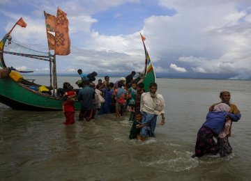 14 Dead as Rohingya Refugee Boat Sinks Off Bangladesh
