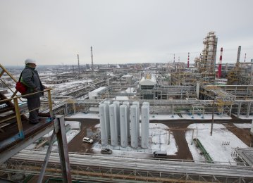 Russian Oil Output Rises 2% in April Following OPEC+ Deal