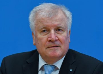 Seehofer Calls for Tighter Border Controls, Suspension of Schengen Agreement