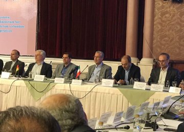 Cooperatives Minister Ali Rabiei (3rd R) attended a meeting with German entrepreneurs and industrialists in Tehran on Sept. 18.