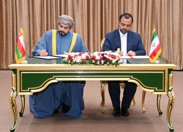 Iran, Oman Sign  Investment MoUs