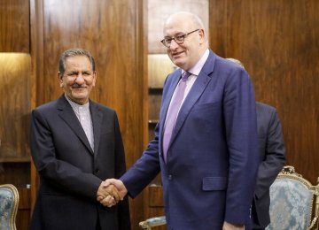 First Vice President Es’haq Jahangiri (L) shakes hands with the head of EU’s Agriculture and Rural Development Commission, Phil Hogan, in Tehran on Nov. 11.