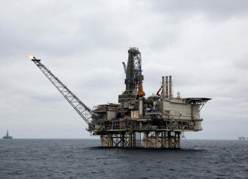 Azeri Oil, Gas Output Falls