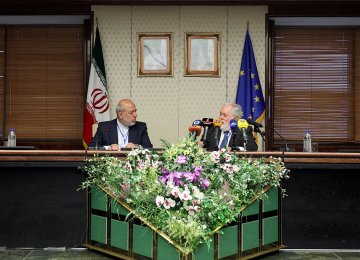 Hamid Chitchian (L) and Miguel Arias Canete (R) in Tehran on April 29.