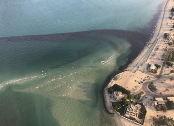 An oil spill near Kuwait’s Ras al-Zour in Persian Gulf waters.
