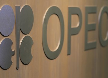 OPEC, Russia Show Unified Front on Crude Supply Cuts