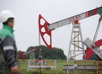 Oil Prices Rise as US Stockpiles Dip