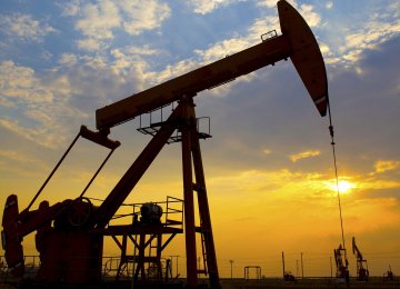 Oil prices are hanging tight as the market remains fundamentally optimistic.