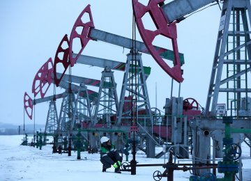 Russia Oil Output Declines