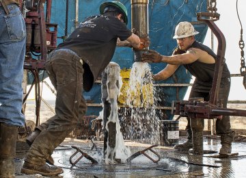 Record Oil Output Does Not End US Import Dependence