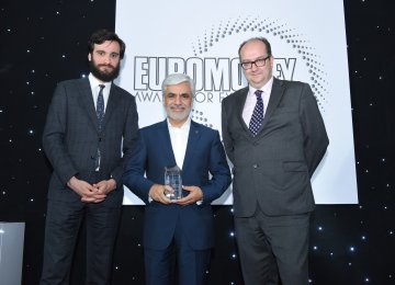 Ayandeh’s CEO, Jalal Rasoulof (C), received the Euromoney’s best bank transformation award in Dubai, the UAE, on May 17. 