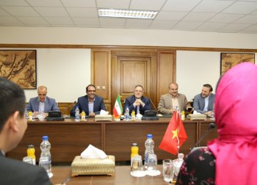 Tehran Hosts 1st Banking Meeting With Hanoi