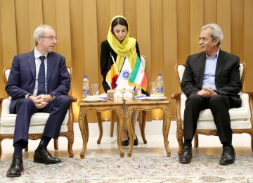 Belgian Ambassador Francois Delhaye (L) meets ICCIMA chief, Gholamhossein Shafei.